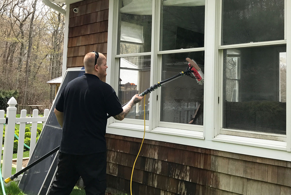 joe-home-cleaning-window